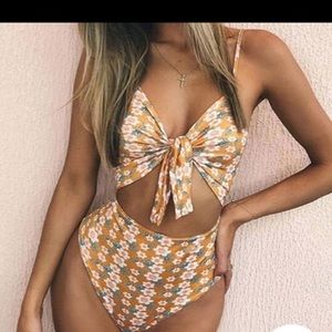 🌺Floral tie up One piece🌺